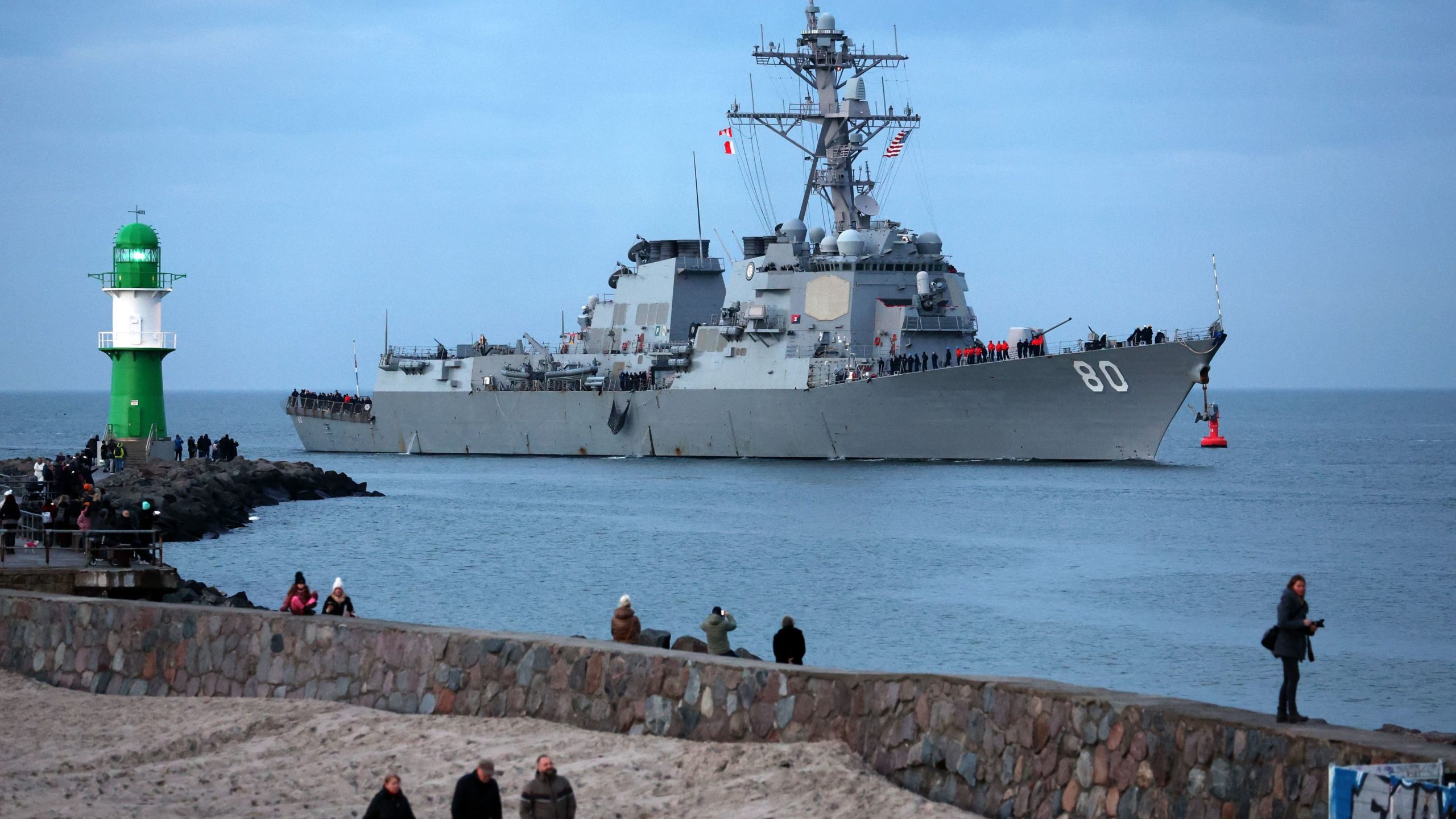 Was die "USS Roosevelt" in Rostock macht